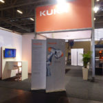 Messeauftritt KUKA Ausbildungszentrum - Seitenansicht Messestand mit RollUps