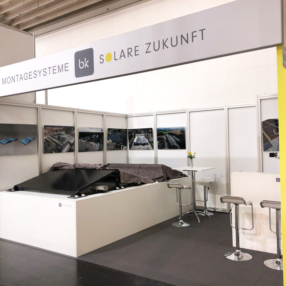 Intersolar: Gesamtansicht Messestand von rechts