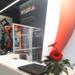 Umsetzung der neuen Messekonzeption - Details wie Blumen und Beschriftungen auf dem Messestand