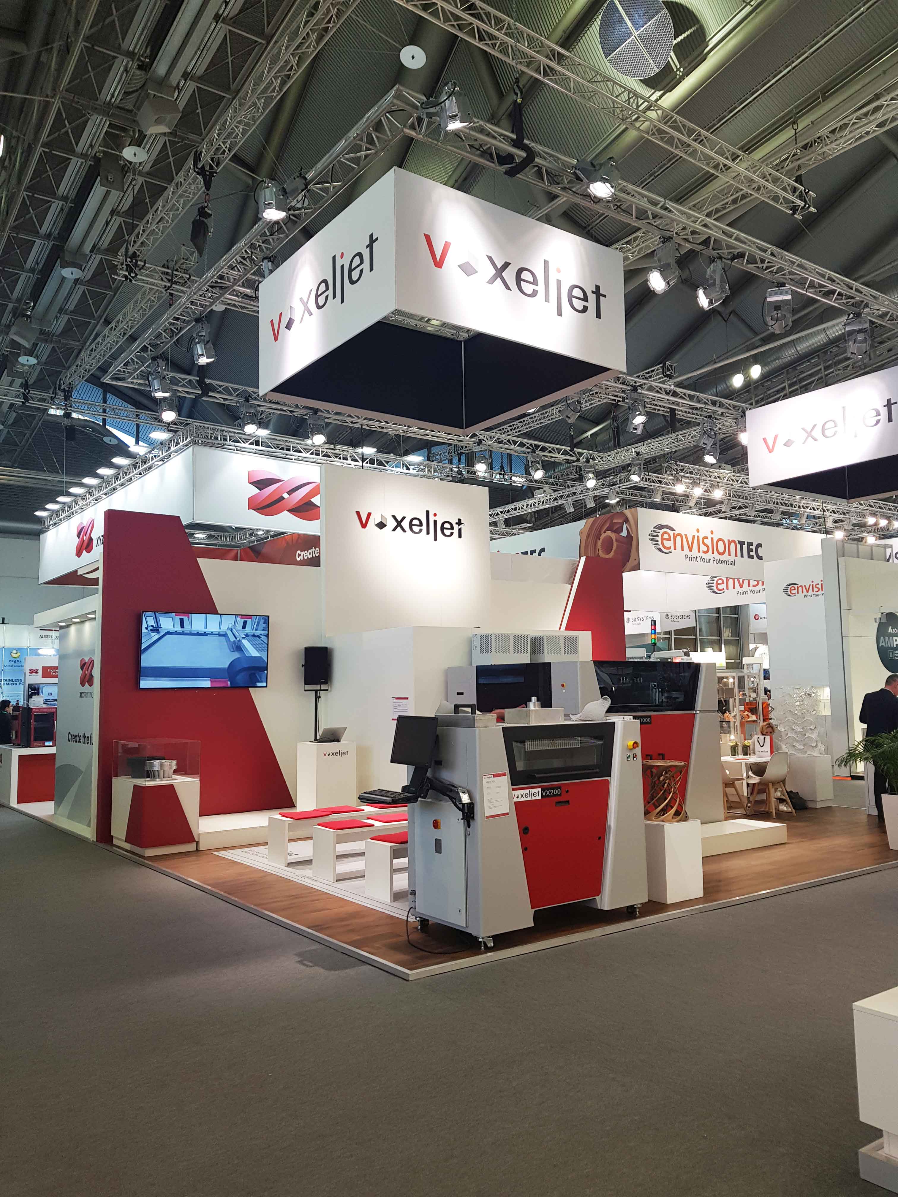 Messedesign - Gesamtansicht Messestand von links