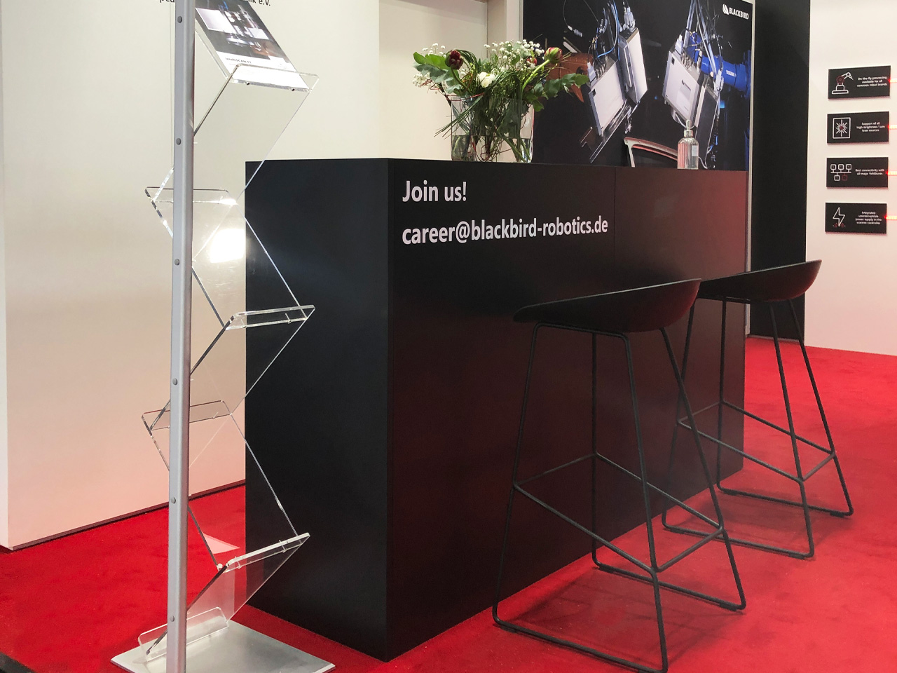 BLACKBIRD Robotersysteme auf der Laser World of Photonics 2022 in München - Messestand by eest! und Mietmöbel von FUNDUS7