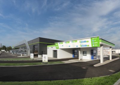 Modernisiertes WASCHWELT-Logo, neue Farben Türkisblau/Grün, Schrift Montserrat und Piktogramme für Waschprogramme und Zusatzleistungen, klare und nachhaltige Markenidentität.