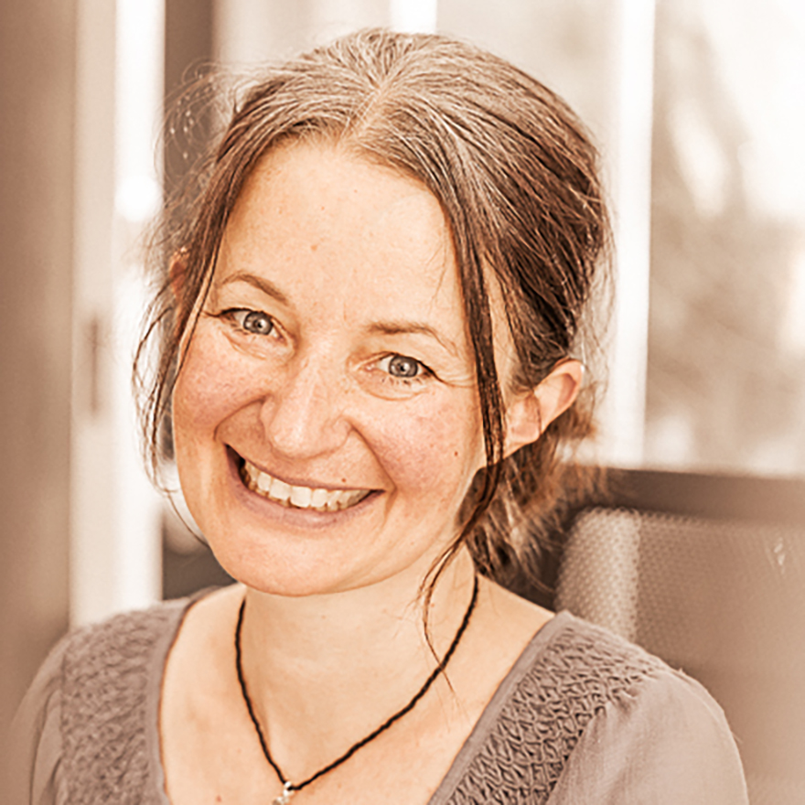 Arbnor Gjaka, Auszubildender bei eest GmbH – Atelier für Messe, Raum und Kommunikation, Projekte und Mediengestaltung, vor den Buchstaben des Unternehmens